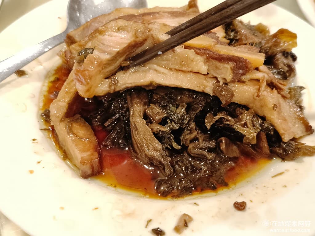 侯門小館 侯門小館菜單 侯門小館價格 松山區美食 松山美食 中式料理 熱炒 底下的梅乾菜，吃起來微酸，酸中帶一點甜味，非常適合配飯吃。 @在地老饕阿府