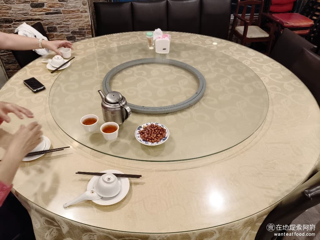侯門小館 侯門小館菜單 侯門小館價格 松山區美食 松山美食 中式料理 熱炒 《侯門小館》的座位幾乎都是大圓桌，所以經常要和其他的客人併桌、共用。 @在地老饕阿府