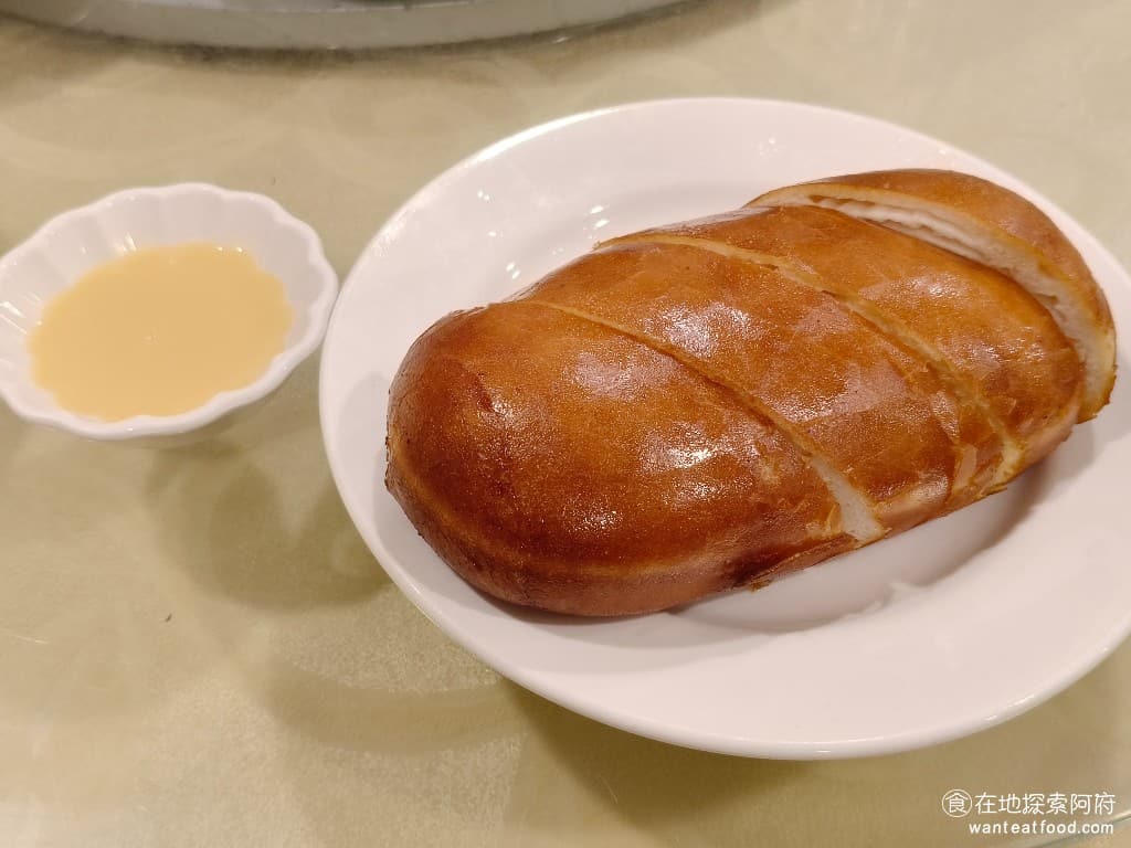 侯門小館 侯門小館菜單 侯門小館價格 松山區美食 松山美食 中式料理 熱炒 銀絲卷 銀絲卷的外皮炸得非常酥脆，表面看起來油亮亮的，外皮很脆，裡面則是非常鬆軟，像是麵包一樣的口感。 @在地老饕阿府