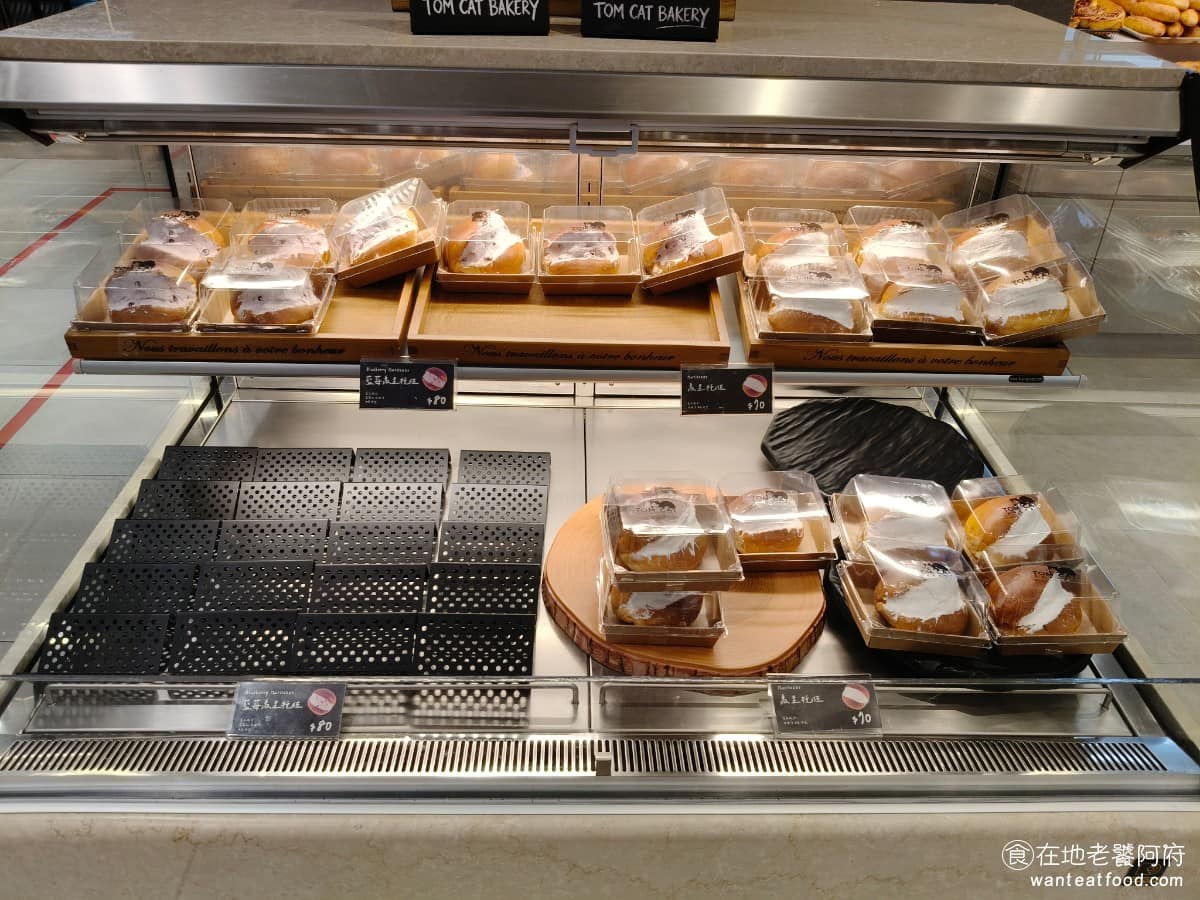 TOM CAT BAKERY 漢神洲際店 漢神洲際店菜單 漢神洲際店推薦 北屯區美食 北屯美食 甜的部分像丹麥紅豆、可可丹麥這類麵包,還有日式紅豆麵包、卡士達麵包、藍莓貝果,鹹的部分則有佛卡夏系列,口味選擇不少。 @在地老饕阿府