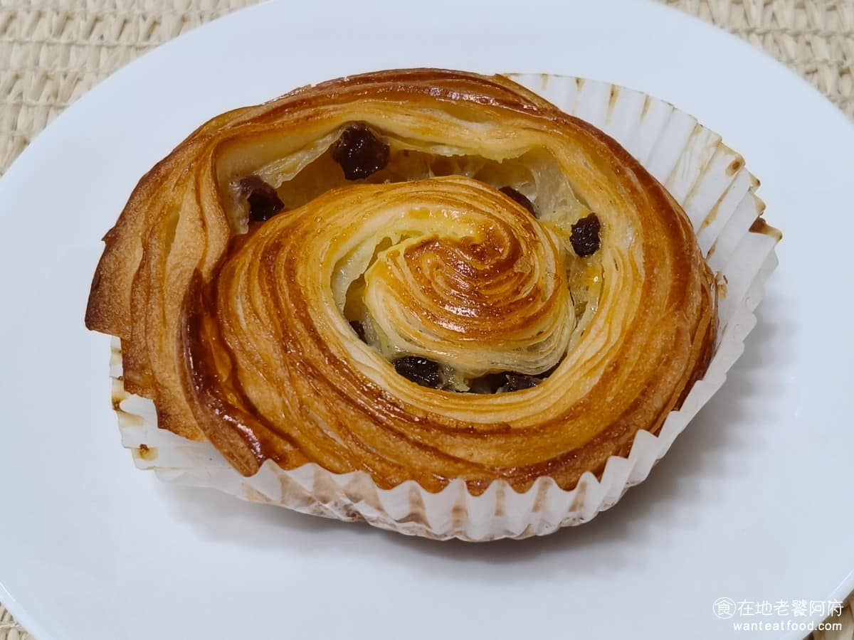 TOM CAT BAKERY 漢神洲際店 漢神洲際店菜單 漢神洲際店推薦 北屯區美食 北屯美食 葡萄捲丹麥 丹麥麵團一層層捲起來,裡面包著葡萄乾,外皮烤得金黃、有點酥脆,撕開會看到明顯的層次感。葡萄乾吸了糖漿或奶油的香氣,咬到的時候會有一點濕潤的果乾甜味。 @在地老饕阿府