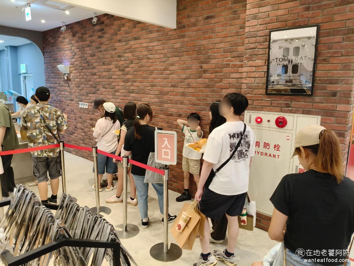 TOM CAT BAKERY 漢神洲際店 漢神洲際店菜單 漢神洲際店推薦 北屯區美食 北屯美食 人潮真的多,即便開幕了一段時間,依然很多人衝著名氣而來。尖峰時間排隊常常要等10分鐘以內。 @在地老饕阿府