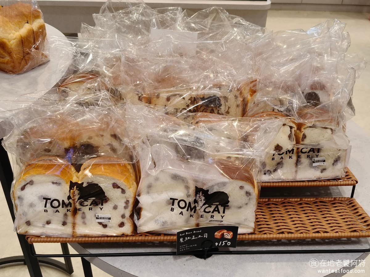 TOM CAT BAKERY 漢神洲際店 漢神洲際店菜單 漢神洲際店推薦 北屯區美食 北屯美食 吐司類有鮮奶吐司、憨吉番薯吐司兩款,包裝成整袋販售,另外還有義式奶油夾心麵包,剖開夾入厚厚一層奶油。 @在地老饕阿府