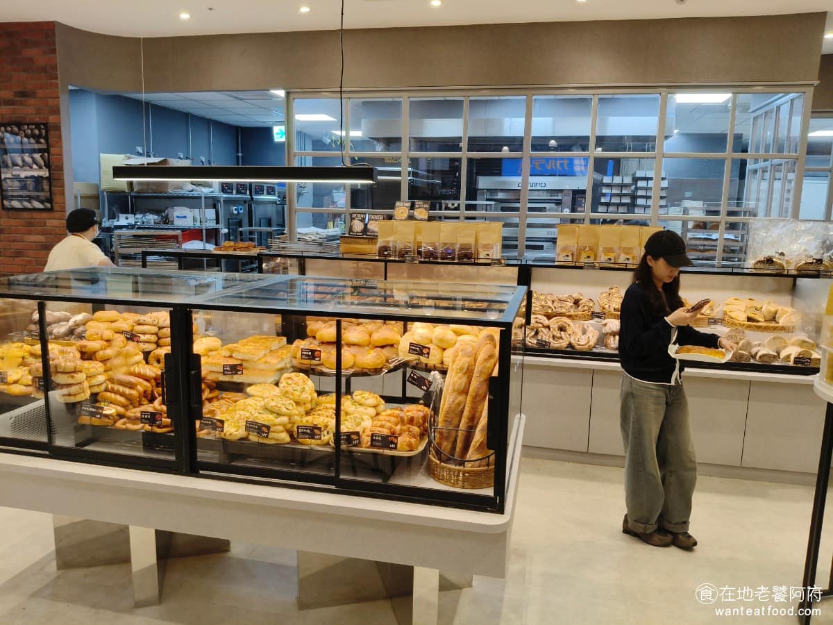 TOM CAT BAKERY 漢神洲際店 漢神洲際店菜單 漢神洲際店推薦 北屯區美食 北屯美食 店內裝潢用了大面積紅磚牆,搭配黑色框架,走美式復古風,呼應品牌來自紐約的背景,逛起來有點像走進紐約街頭的手工麵包坊。 @在地老饕阿府