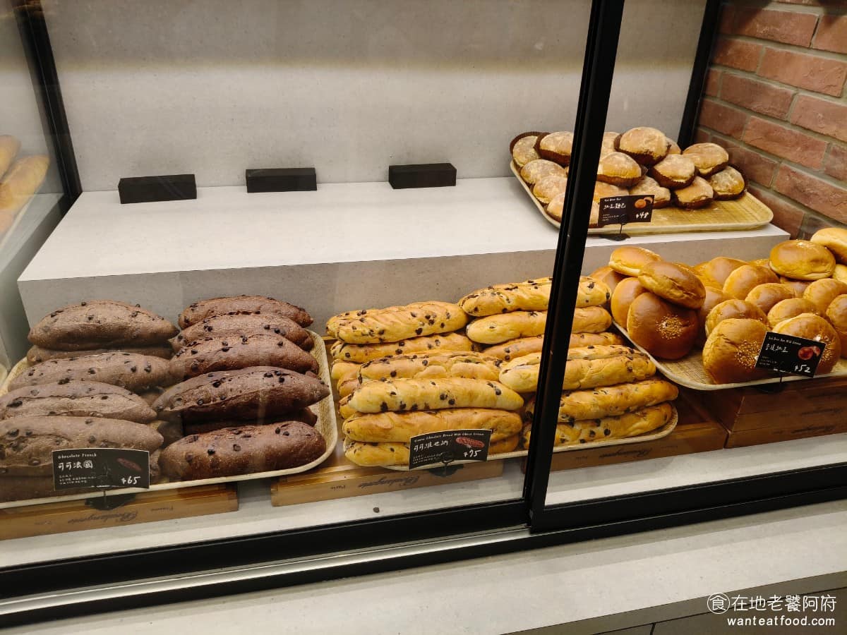 TOM CAT BAKERY 漢神洲際店 漢神洲際店菜單 漢神洲際店推薦 北屯區美食 北屯美食 歐式麵包區則是走天然發酵、外皮厚脆、內裡扎實的路線,裸麥系列品項最多,也是店裡比較硬派的區塊,喜歡大口咀嚼、有嚼勁口感的人,可以往這區找。 @在地老饕阿府