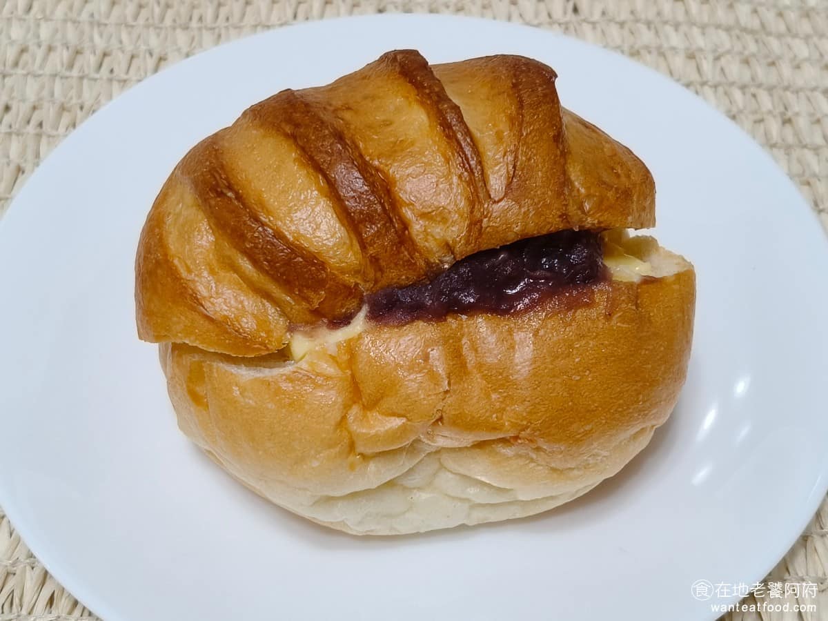 TOM CAT BAKERY 漢神洲際店 漢神洲際店菜單 漢神洲際店推薦 北屯區美食 北屯美食 鹽奶油紅豆 外型是丹麥系那種一圈一圈的捲法,中間鋪了紅豆餡,跟一片厚實的奶油,紅豆餡本身偏綿密細緻,甜度控制得還算收斂。灑上去的那點鹽味,主要是拿來壓住奶油的油膩感。 @在地老饕阿府
