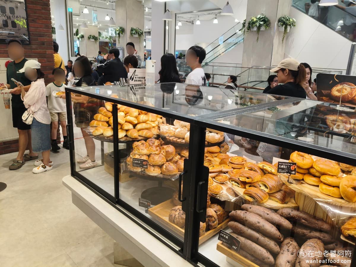 TOM CAT BAKERY 漢神洲際店 漢神洲際店菜單 漢神洲際店推薦 北屯區美食 北屯美食 麵包櫃是360度環繞式設計,前後都能開窗、夾麵包,不會像單面式櫥窗那樣容易塞車大排長龍。 @在地老饕阿府
