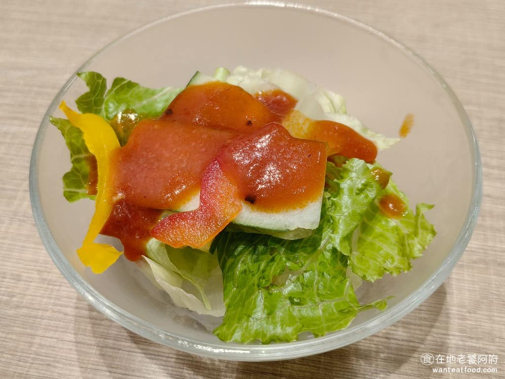 蘋果樹蛋包飯 ポムの樹南港LaLaport店 ポムの樹南港LaLaport店菜單 迷你沙拉 這是套餐的沙拉,上面的沙拉醬超級特別,味道基本就是番茄醬。 @在地老饕阿府