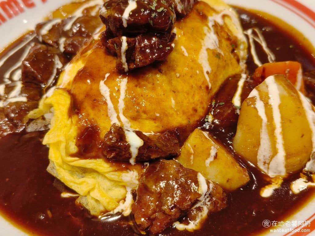 蘋果樹蛋包飯 ポムの樹南港LaLaport店 ポムの樹南港LaLaport店菜單 這裡的蛋包,是現點現做,使用新鮮全蛋現打,不摻水、不加奶、不用鮮奶油。所以蛋包外皮吃起來,蛋香味十足,還不錯吃。醬汁濃郁帶點微酸以及微甜,紅酒的味道不會很重,是大人小孩都能接受的味道。 @在地老饕阿府