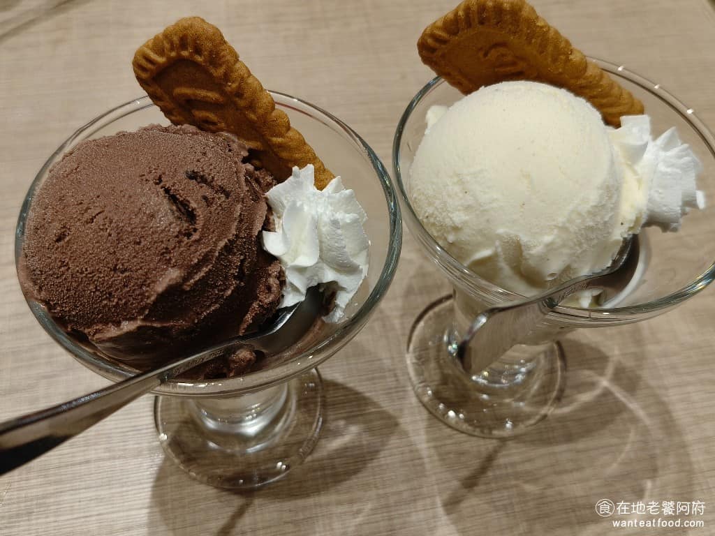 蘋果樹蛋包飯 ポムの樹南港LaLaport店 ポムの樹南港LaLaport店菜單 套餐附贈的巧克力冰淇淋和香草冰淇淋,二選一,兩個吃起來都不錯。巧克力冰淇淋裡面吃得到巧克力碎塊,冰淇淋的味道也都非常甜,作為結尾非常舒服。 @在地老饕阿府