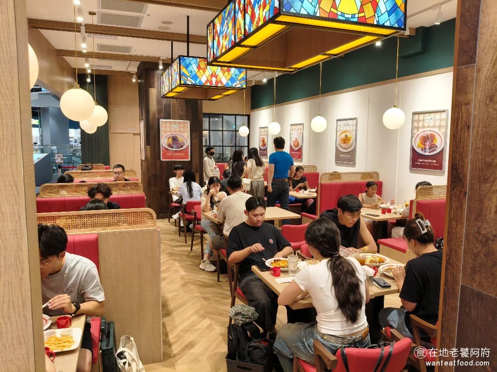 蘋果樹蛋包飯 ポムの樹南港LaLaport店 ポムの樹南港LaLaport店菜單 《蘋果樹蛋包飯 ポムの樹 南港LaLaport店》生意超級好,從開幕以來都一直在排隊,即使是平日晚上來,一樣要排至少 15 分鐘以上。 @在地老饕阿府