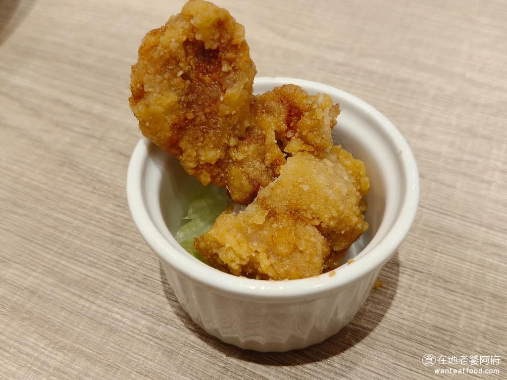 蘋果樹蛋包飯 ポムの樹南港LaLaport店 ポムの樹南港LaLaport店菜單 只要加入會員,每一支手機,就會贈送一份 炸唐揚雞塊。 @在地老饕阿府