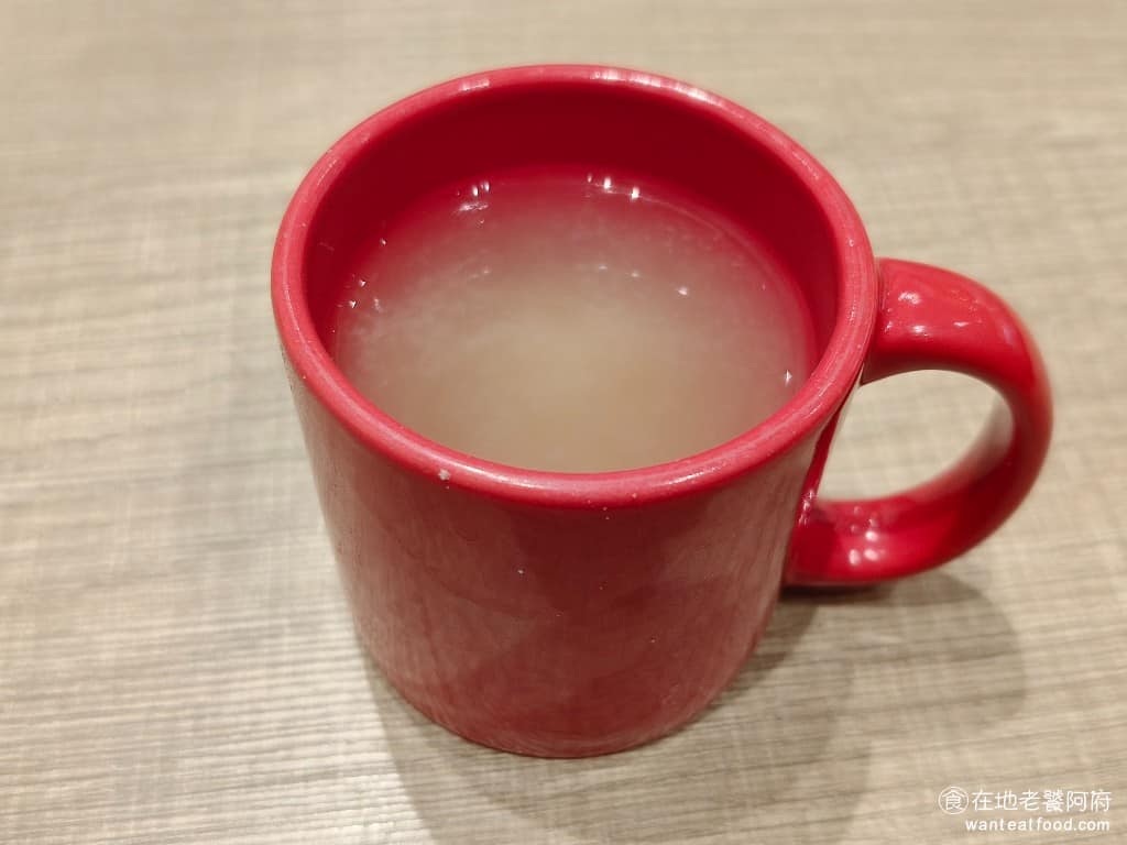 蘋果樹蛋包飯 ポムの樹南港LaLaport店 ポムの樹南港LaLaport店菜單 味噌湯 超級小一杯,味道蠻鹹的,湯頭的柴魚味很香,還不錯喝,若想要續杯都可以請服務生來加。 @在地老饕阿府