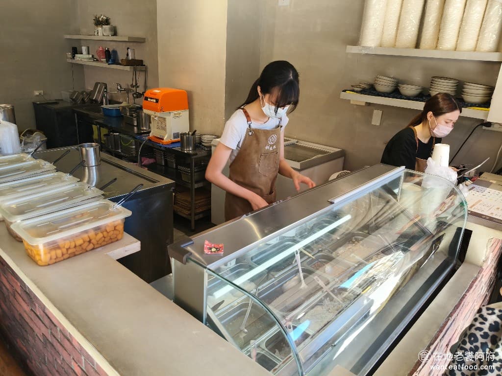 甜來春 甜來春菜單 甜來春推薦 內湖區美食 內湖美食 港墘美食 甜點點心 豆花 刨冰 和店名一般，《甜來春》主打舒服的甜味，所有的糖份都控制在「三分甜」的程度，用料天然、甜度微糖，常常吃也不會有負擔 @在地老饕阿府