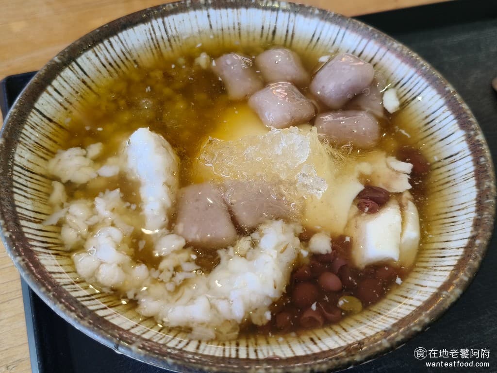 甜來春 甜來春菜單 甜來春推薦 內湖區美食 內湖美食 港墘美食 甜點點心 豆花 刨冰 糖水豆花 可以加入三種配料。豆花的口感很綿密，充滿豆香，芋圓是手工製作的，吃起來的口感超級軟嫩，而且綿密，超特別 @在地老饕阿府