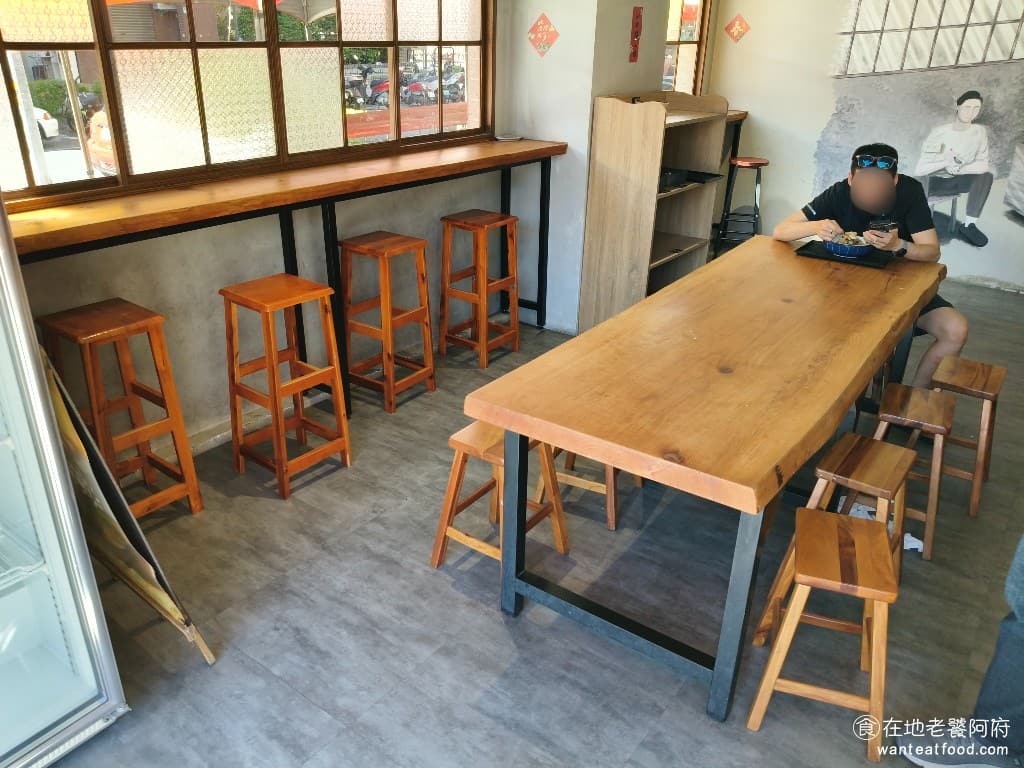 甜來春 甜來春菜單 甜來春推薦 內湖區美食 內湖美食 港墘美食 甜點點心 豆花 刨冰 店內的裝潢是復古文青風格，整間店都是開放式的，客人進進出出，翻桌率非常的快 @在地老饕阿府