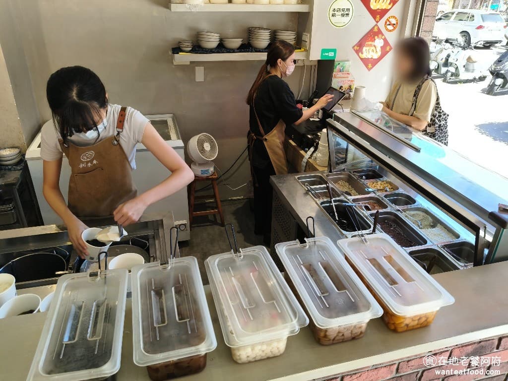 甜來春 甜來春菜單 甜來春推薦 內湖區美食 內湖美食 港墘美食 甜點點心 豆花 刨冰 我記得這間店的位置，以前是夾娃娃機，後來空閒了很久，一直沒有其他店家入駐，直到《甜來春》開店後，生意都超級好，期待繼續維持 @在地老饕阿府