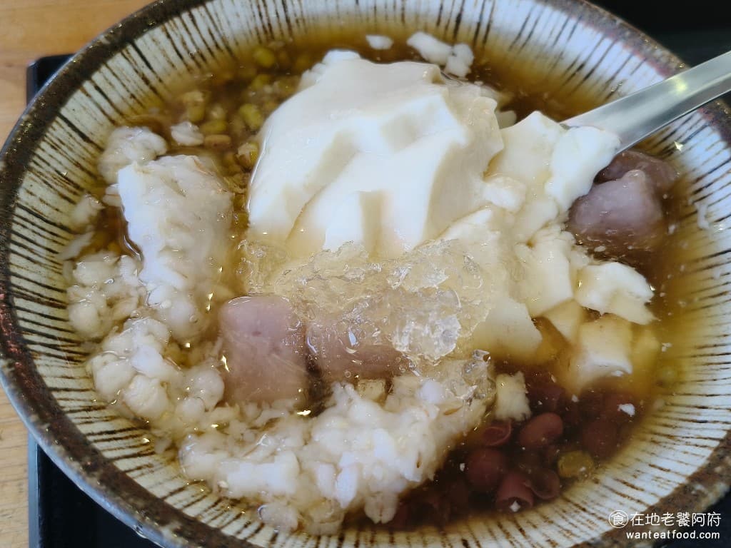 甜來春 甜來春菜單 甜來春推薦 內湖區美食 內湖美食 港墘美食 甜點點心 豆花 刨冰 甜度控制是一大特色，他們家的糖水和配料，都不會過甜，只有 3 分糖的程度，讓你可以品嚐到食材本身的風味，而不會被糖味掩蓋掉 @在地老饕阿府