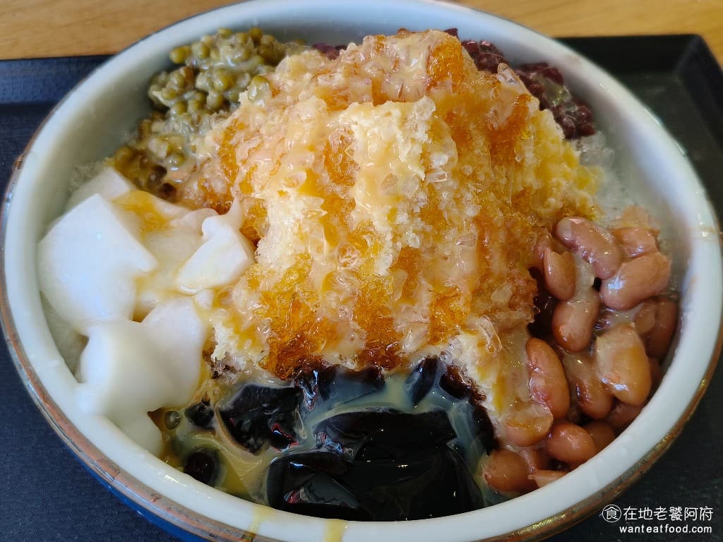 甜來春 甜來春菜單 甜來春推薦 內湖區美食 內湖美食 港墘美食 甜點點心 豆花 刨冰 這裡的黑糖糖水也是招牌之一，和一般的糖水不一樣，吃得到焦糖味，味道真的很香，很有特色，也完全不會死甜。刨冰的冰體則比較大顆，碎冰也很多，所以吃起來的口感比較粗糙一點 @在地老饕阿府