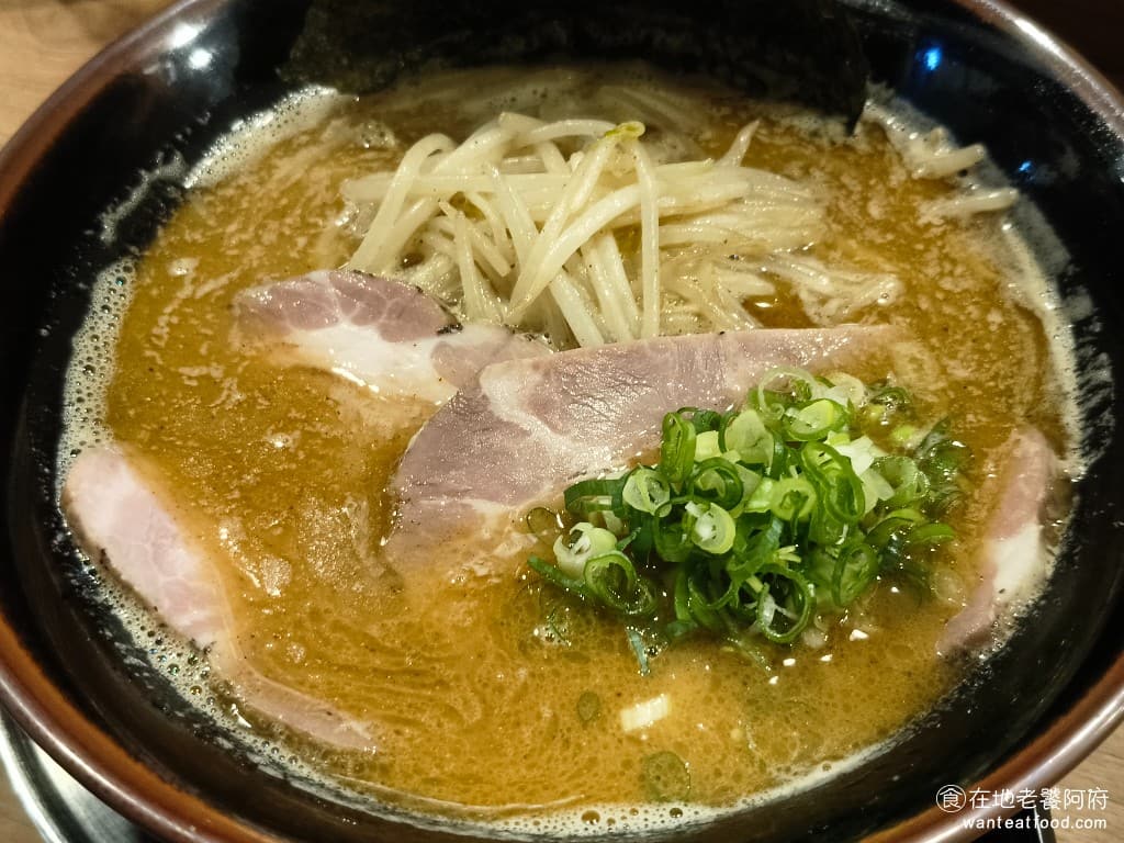 北一家拉麵 北一家拉麵菜單 北一家拉麵推薦 內湖區美食 內湖美食 文德站美食 日式料理 拉麵 魚介味噌 由魚乾、乾貝、昆布等海鮮食材熬煮的高湯，魚介香味為主體，蓋過了味噌的味道，湯頭喝起來鮮味十足。 @在地老饕阿府