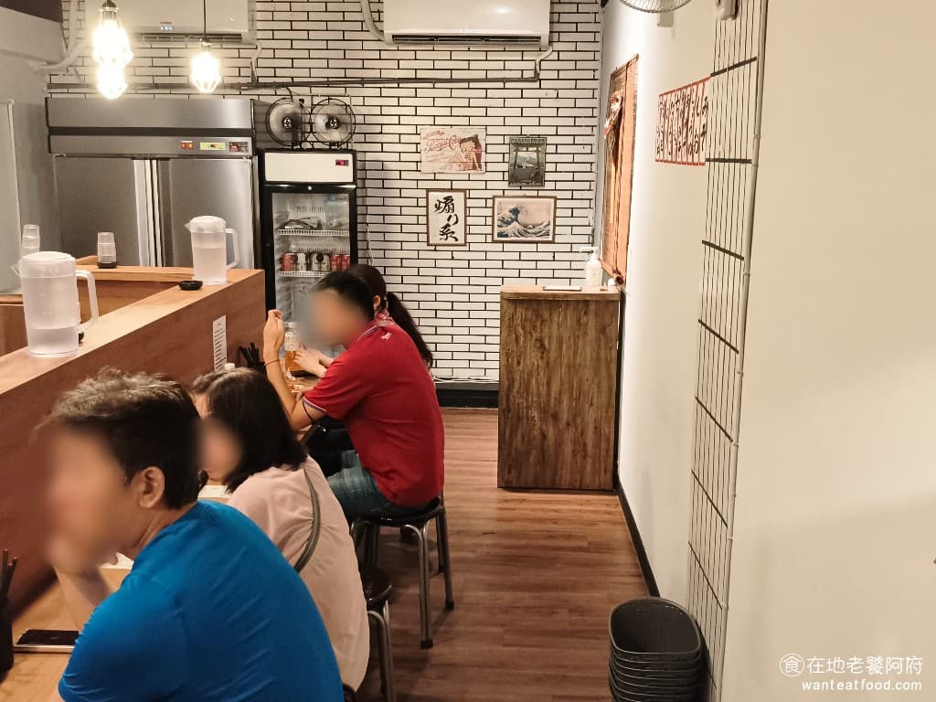 北一家拉麵 北一家拉麵菜單 北一家拉麵推薦 內湖區美食 內湖美食 文德站美食 日式料理 拉麵 店面的空間比以往小很多，只有 7 個座位，廚房是開放式的，店內聞得到一些炒菜的油煙味。 @在地老饕阿府