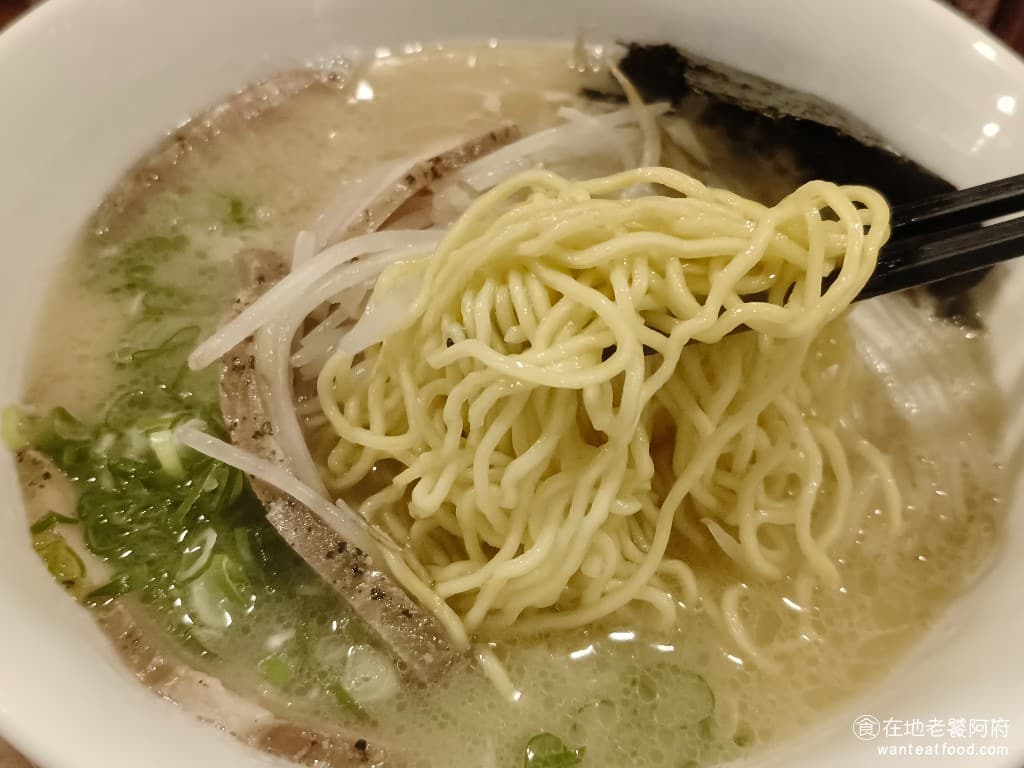 北一家拉麵 北一家拉麵菜單 北一家拉麵推薦 內湖區美食 內湖美食 文德站美食 日式料理 拉麵 麵條是細麵，口感扎實，因為整個湯頭有炒過的香味，所以麵吃起來，竟然有炒麵的感覺，超級特別的。 @在地老饕阿府
