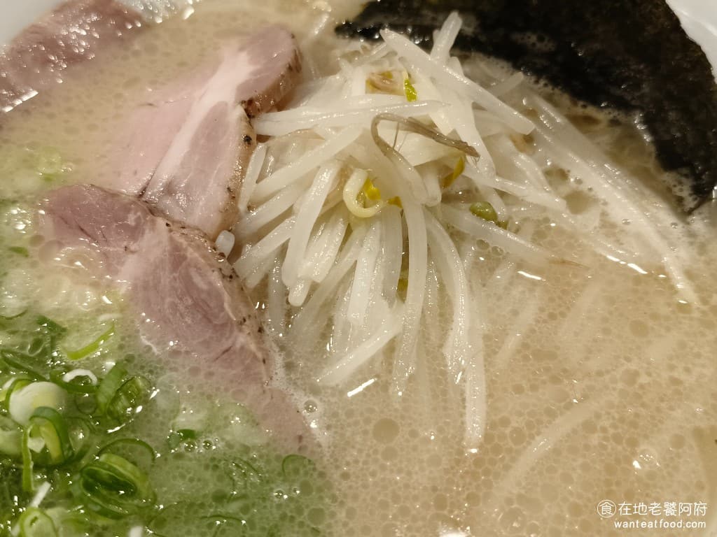 北一家拉麵 北一家拉麵菜單 北一家拉麵推薦 內湖區美食 內湖美食 文德站美食 日式料理 拉麵 豆芽菜經過大火炒過，炒完之後再加入高湯，湯頭喝得到焦香味，但因為每一碗拉麵，都要這樣子大火炒，所以出餐的速度就比較慢。 @在地老饕阿府