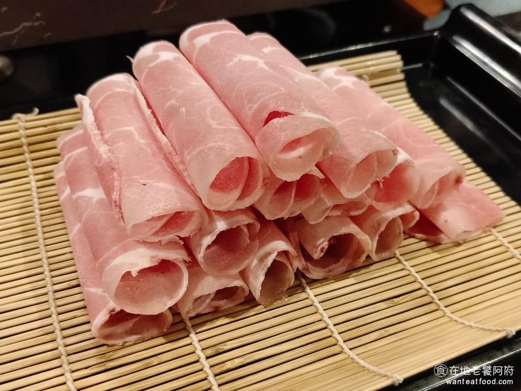 無老鍋(台北永康店) 無老鍋(台北永康店)菜單 無老鍋(台北永康店)推薦 大安區美食 大安美食 梅花豬肉 這是生日禮送的，但要先加入鼎王的會員才有，我直接現場加入，只需3分鐘左右。梅花豬肉肥肉的部分較少，整塊肉都是在吃瘦肉，但蠻意外的是，口感依然軟嫩，吃起來比伊比利豬更有嚼勁一點，一樣很好吃。 @在地老饕阿府