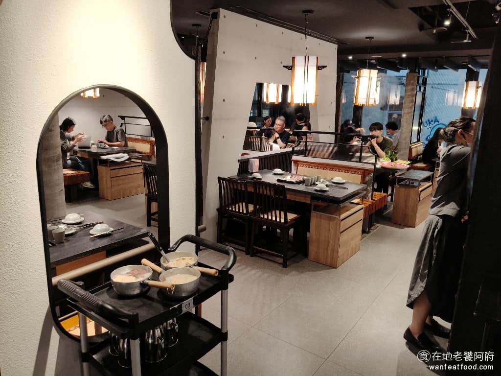 無老鍋(台北永康店) 無老鍋(台北永康店)菜單 無老鍋(台北永康店)推薦 大安區美食 大安美食 牆面用窗花和雕刻元素做區隔，既保留空間通透感，又有隱私感，木質感的餐桌椅、藝品和擺件，增添一抹禪意。二樓的空間最大，座位最多，但因為人多，所以相對環境就會比較吵。 @在地老饕阿府