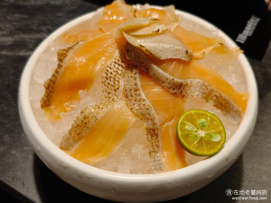 無老鍋(台北永康店) 無老鍋(台北永康店)菜單 無老鍋(台北永康店)推薦 大安區美食 大安美食 嫩切鮭魚片 這裡的魚片底下都加冰塊，所以即便放久了再吃，口感也完全不會受到影響。 @在地老饕阿府