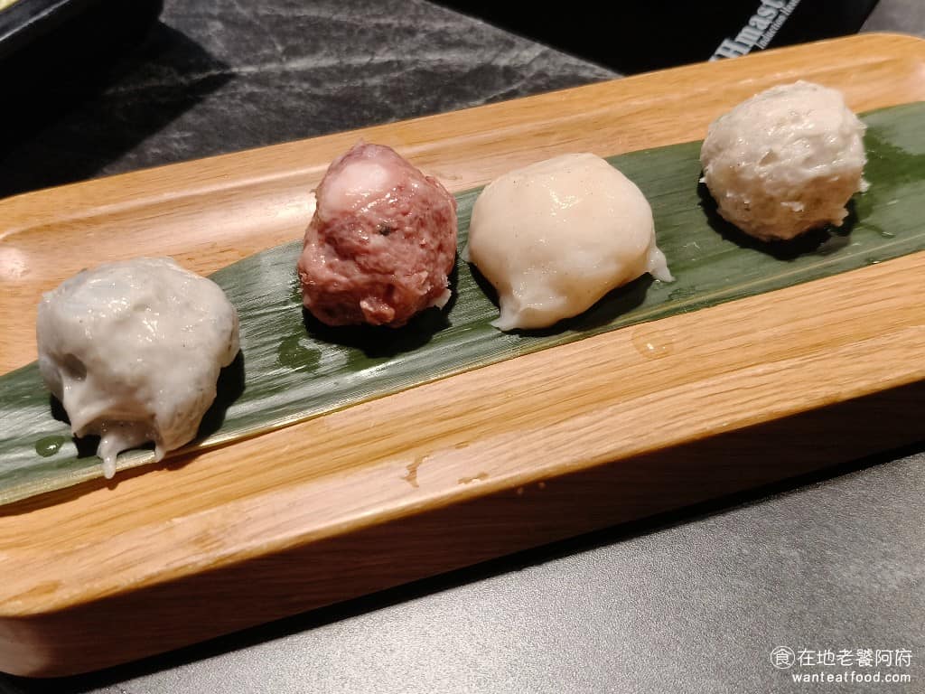 無老鍋(台北永康店) 無老鍋(台北永康店)菜單 無老鍋(台北永康店)推薦 大安區美食 大安美食 手工丸子盛合 四顆丸子包含牛肉、豬肉、雞肉、魚肉，口感非常Q彈，但調味上比較普通。 @在地老饕阿府