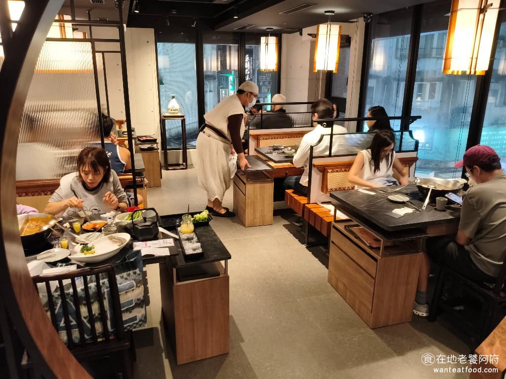 無老鍋(台北永康店) 無老鍋(台北永康店)菜單 無老鍋(台北永康店)推薦 大安區美食 大安美食 《無老鍋 台北永康店》的裝潢，以「新東方華麗雅緻風格」為主軸，跟以往的東方禪風不太一樣，更偏向中西合併的輕奢時尚設計。三樓的空間座位比較小，因為另一半是廚房，但因為座位少，所以環境相對比較安靜。 @在地老饕阿府