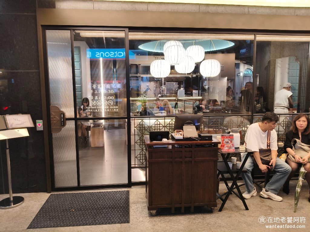 無老鍋(台北永康店) 無老鍋(台北永康店)菜單 無老鍋(台北永康店)推薦 大安區美食 大安美食 無老鍋永康店，是台北第4間分店，也是無老鍋首次嘗試「複合式店型」，把麻辣鍋和手搖飲結合在一起，店內設有飲料吧台，提供內用和外帶服務，吃鍋配手搖飲一次滿足。 @在地老饕阿府