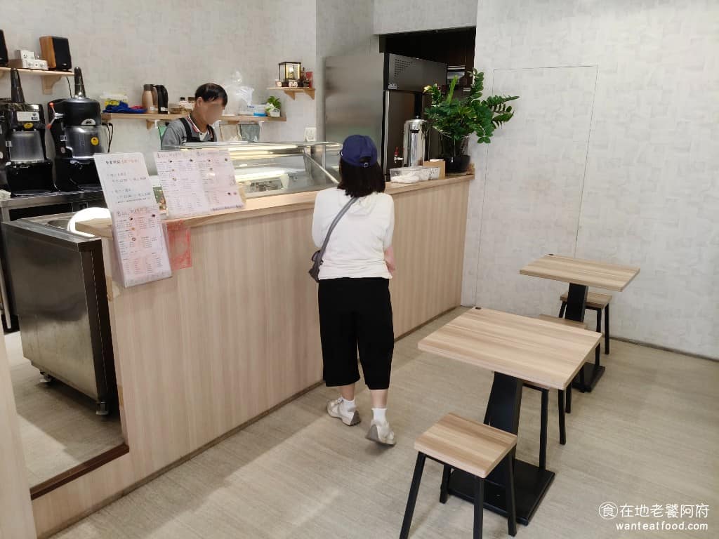 逸豆花 逸豆花菜單 逸豆花推薦 內湖區美食 內湖美食 甜點點心 豆花 老闆娘的服務態度很熱情，點餐的時候遇到選擇困難，老闆娘都會很用心地和我們介紹糖水豆花和豆漿豆花的不同地方、製作的方式，以及各自特色。 @在地老饕阿府