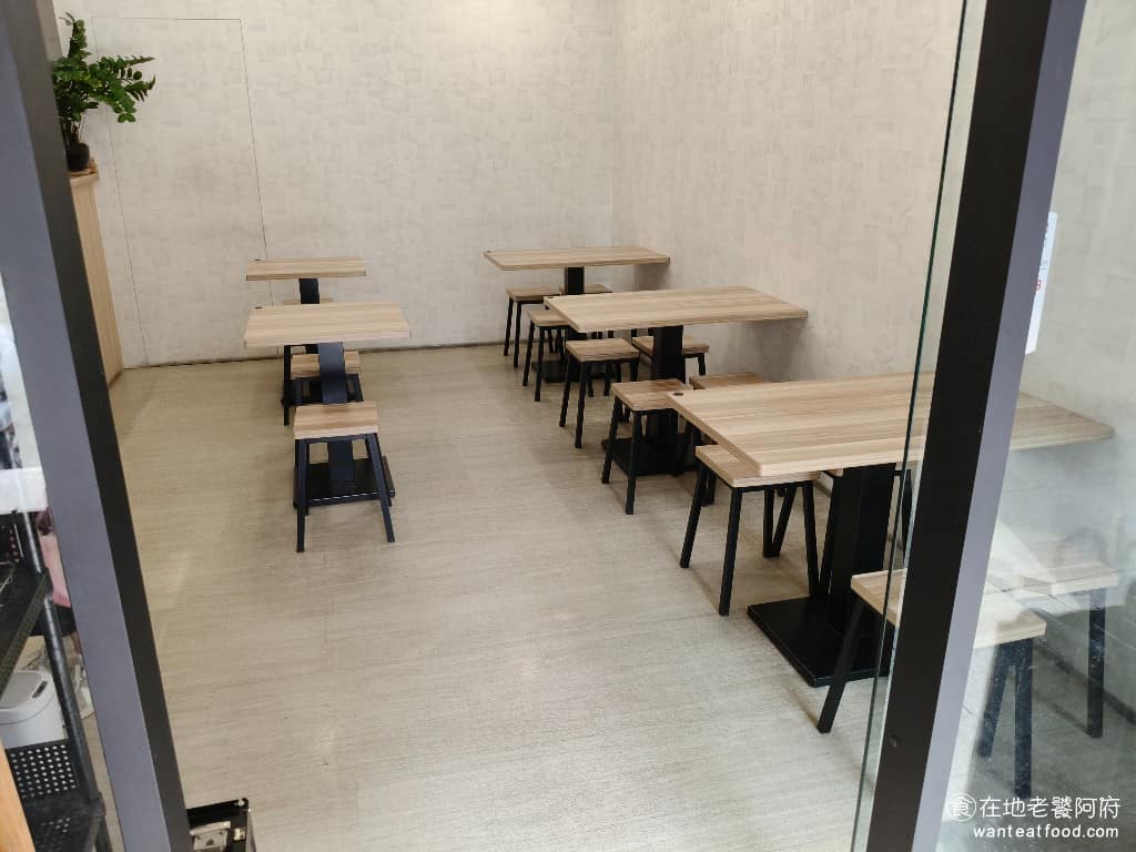 逸豆花 逸豆花菜單 逸豆花推薦 內湖區美食 內湖美食 甜點點心 豆花 用餐空間規劃得很舒適，環境維持得很乾淨明亮，有冷氣空調，夏天來吃也很舒服，整體裝潢走小清新風格，由於許多客人通常都是外帶，所以幾乎不需要候位。 @在地老饕阿府