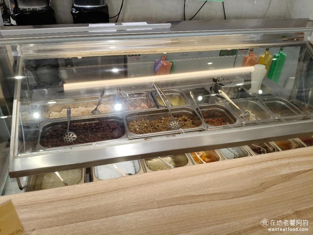 逸豆花 逸豆花菜單 逸豆花推薦 內湖區美食 內湖美食 甜點點心 豆花 配料種類多達二十種，其中啵啵球最讓人印象深刻，草莓啵啵球咬破時，有酸度蹦出，芒果口味也值得一試。芋圓、地瓜圓和珍珠，都是手工製作。 @在地老饕阿府