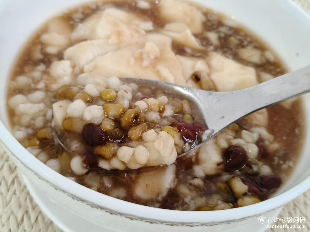 逸豆花 逸豆花菜單 逸豆花推薦 內湖區美食 內湖美食 甜點點心 豆花 《逸豆花》的糖水和豆類調味都不會過甜，走的是健康路線，每樣料都是自己煮的，薏仁也可以吃得到煮過的香氣，還帶有一點硬度，非常好吃。 @在地老饕阿府