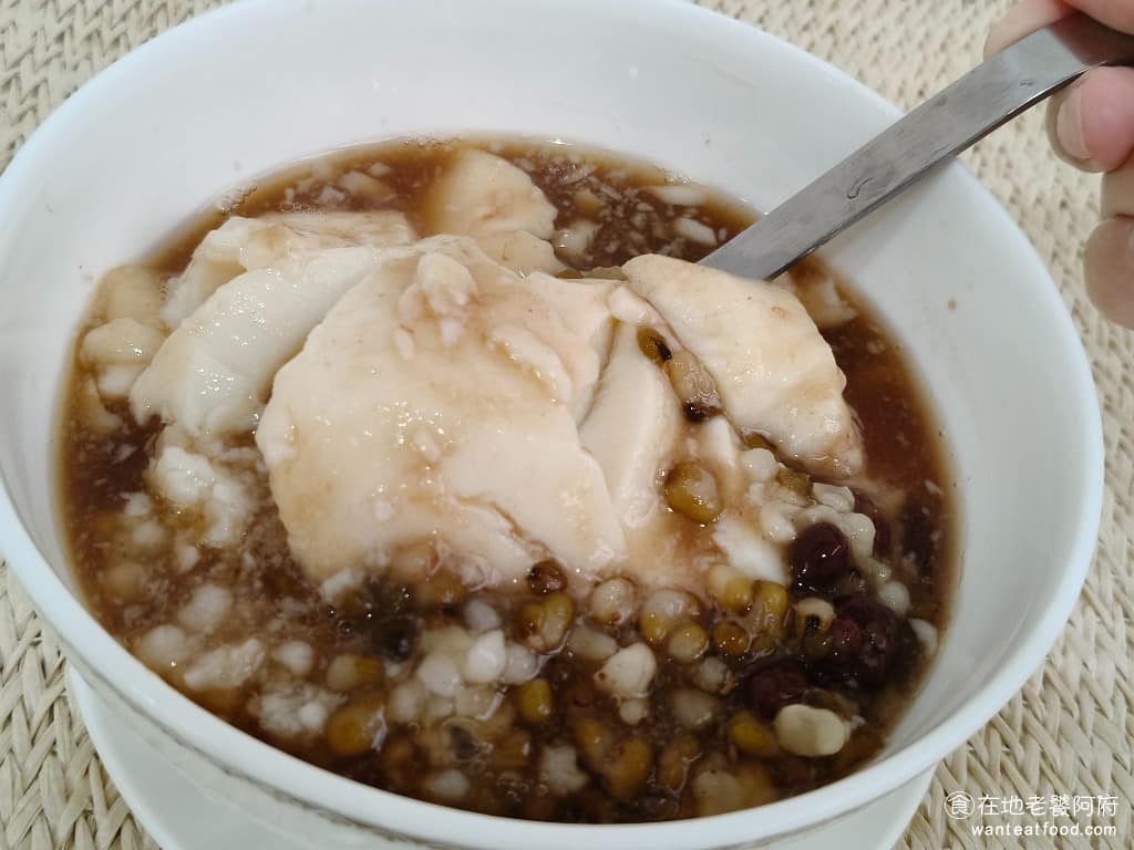 逸豆花 逸豆花菜單 逸豆花推薦 內湖區美食 內湖美食 甜點點心 豆花 糖水豆花是基本的口味，糖水調得不會太甜，吃起來清爽不膩，帶有淡淡的黑糖焦香味，豆花的品質也不錯，口感嫩滑，吃得到豆香味。 @在地老饕阿府