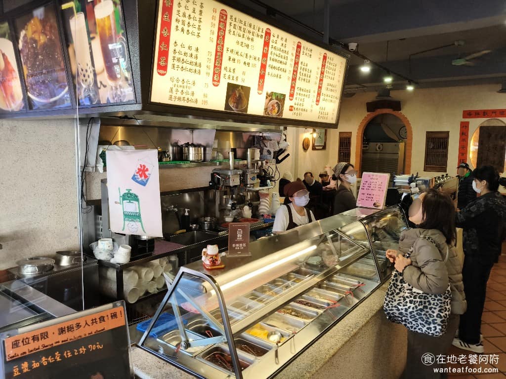 杉味豆花 杉味豆花菜單 杉味豆花推薦 大同區美食 大同美食 雙連美食 甜點點心 豆花 店名的「杉味」其實跟杉木樹無關,而是老闆的綽號叫阿杉,所以才取名《杉味豆花》,不然很多人還以為是什麼特殊的味道,像我以前還想過,難道是吃起來有「杉味」嗎,那是什麼? XD @在地老饕阿府