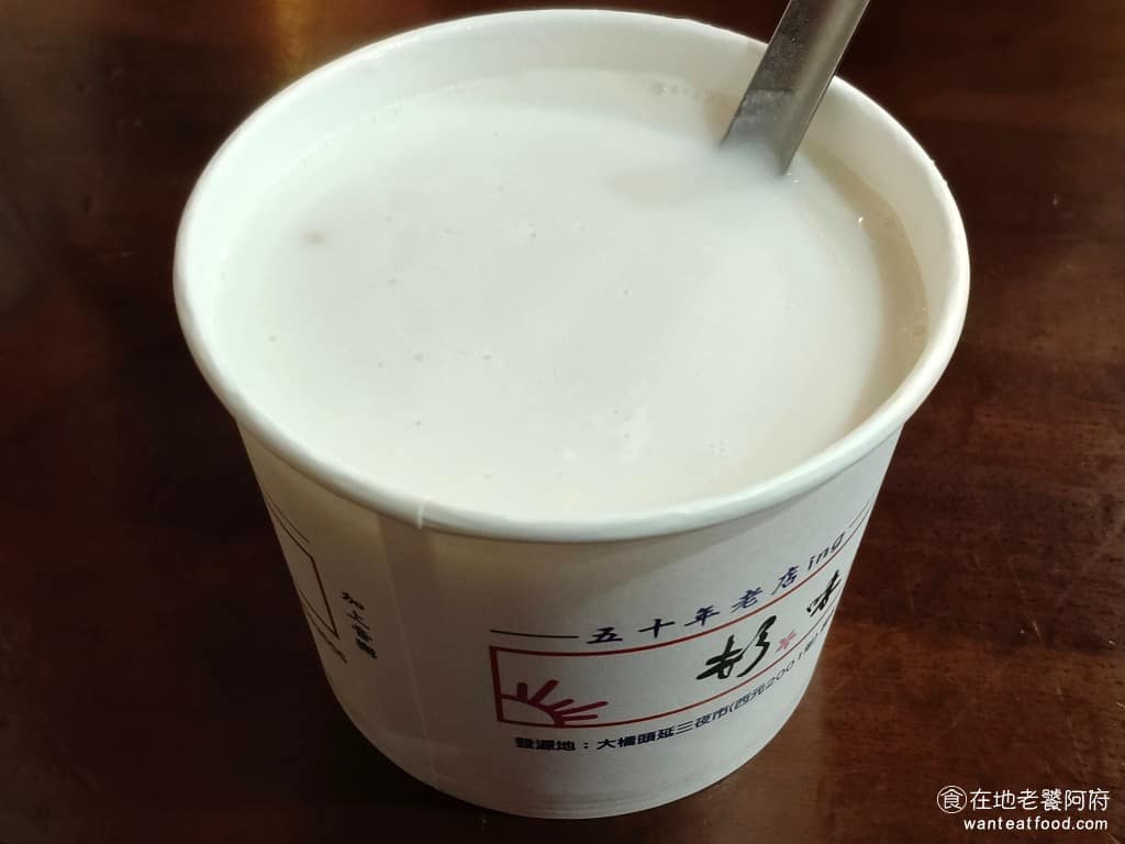 杉味豆花 杉味豆花菜單 杉味豆花推薦 大同區美食 大同美食 雙連美食 甜點點心 豆花 杏仁茶 是店家自製的養生飲品,甜度偏低杏仁香氣撲鼻,喝起來天然又清爽,還能喝到細小的杏仁顆粒碎片,不是人工杏仁香精那種味道。 @在地老饕阿府