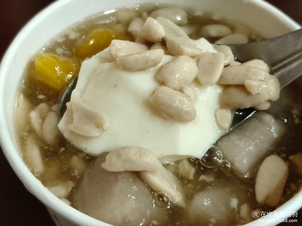 杉味豆花 杉味豆花菜單 杉味豆花推薦 大同區美食 大同美食 雙連美食 甜點點心 豆花 豆花豆香濃郁,搭配甜度偏甜的糖水,喝起來不會太甜膩,反而甜得很入味,夏天可以加冰,冬天也能單吃熱的豆花。糖水或冰不夠,都可以免費續加。配料的軟花生,煮得香濃綿密,軟硬適中,花生香氣十足。 @在地老饕阿府