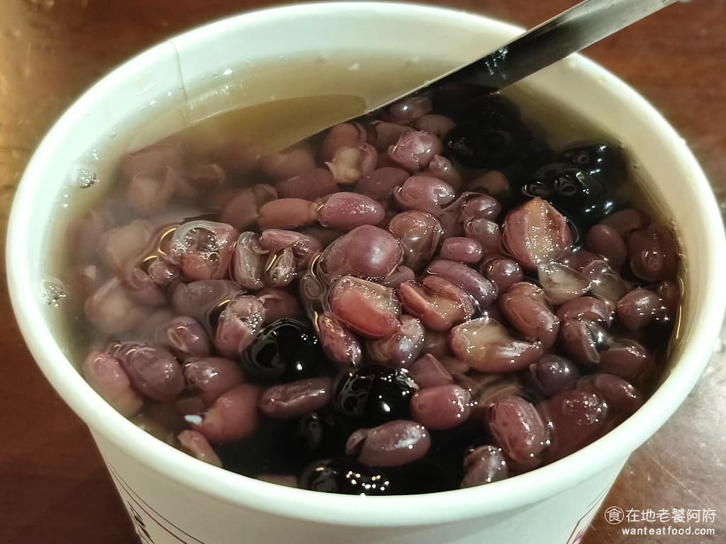 杉味豆花 杉味豆花菜單 杉味豆花推薦 大同區美食 大同美食 雙連美食 甜點點心 豆花 原味豆花 配料是紅豆+粉圓,紅豆尺寸較大,吃起來綿密,加在微甜的湯裡,更會增加整體甜度,搭配得很好。 @在地老饕阿府