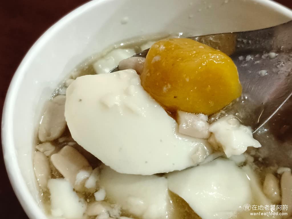 杉味豆花 杉味豆花菜單 杉味豆花推薦 大同區美食 大同美食 雙連美食 甜點點心 豆花 地瓜圓也一樣大顆紮實,吃起來口感非常軟嫩,地瓜圓的甜度,比芋圓更甜,個人覺得這個地瓜圓更好吃,不愧是招牌配料。 @在地老饕阿府