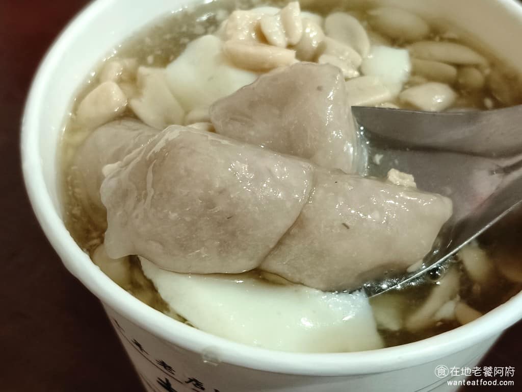 杉味豆花 杉味豆花菜單 杉味豆花推薦 大同區美食 大同美食 雙連美食 甜點點心 豆花 芋圓的尺寸超大顆,是一般豆花店的兩倍大,視覺上非常震撼,芋圓Q彈有嚼勁,能吃到芋頭籤的顆粒和天然香氣。 @在地老饕阿府