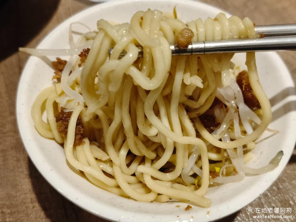 企鵝文肉羹店 企鵝文肉羹店菜單 企鵝文肉羹店推薦 大同區美食 大同美食 雙連美食 台灣小吃 肉羹 炒米粉 炒麵是使用較粗的黃麵,口感偏軟,搭配油蔥酥和底部的滷汁拌起來,一樣很好吃,如果想吃的更順口,推薦加一點醋,可降低油膩感。 @在地老饕阿府