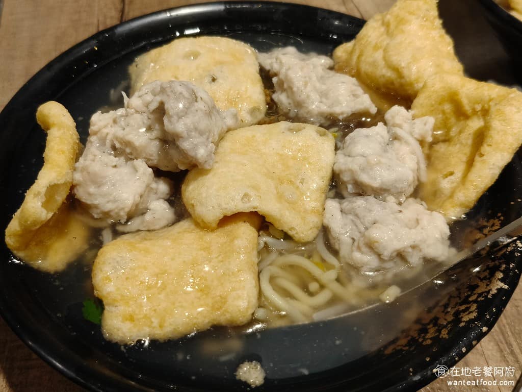 企鵝文肉羹店 企鵝文肉羹店菜單 企鵝文肉羹店推薦 大同區美食 大同美食 雙連美食 台灣小吃 肉羹 炒米粉 肉羹麵加魚酥 肉羹是這間店的招牌,給的份量很多,而且每一塊肉羹尺寸都超級大。 @在地老饕阿府