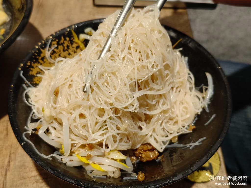 企鵝文肉羹店 企鵝文肉羹店菜單 企鵝文肉羹店推薦 大同區美食 大同美食 雙連美食 台灣小吃 肉羹 炒米粉 炒米粉本身吃起來非常清爽,沒有過重的調味,主要的調味都是依賴上面加的自製油蔥酥。上面淋上滷汁,滷汁會滲到碗底,吃起來比較油膩一點,所以是否要將炒米粉進行攪拌,取決於個人。 @在地老饕阿府
