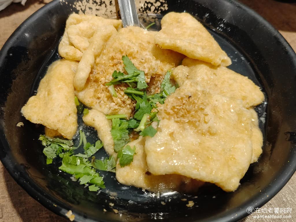 企鵝文肉羹店 企鵝文肉羹店菜單 企鵝文肉羹店推薦 大同區美食 大同美食 雙連美食 台灣小吃 肉羹 炒米粉 魚酥羹 魚酥的口感,吃起來非常酥脆,形狀比較扁平,更容易吸飽湯汁,上面灑上了蒜片,增添了不少風味。 @在地老饕阿府