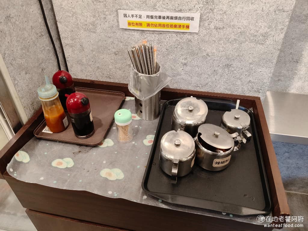 企鵝文肉羹店 企鵝文肉羹店菜單 企鵝文肉羹店推薦 大同區美食 大同美食 雙連美食 台灣小吃 肉羹 炒米粉 醬料區有提供醬油、醋、辣椒,如果覺得肉羹的湯頭太清淡,建議可以加一點醋。目前由於兩間店同時營運,所以店內人手不足,吃完餐點後,需要自行收拾。 @在地老饕阿府