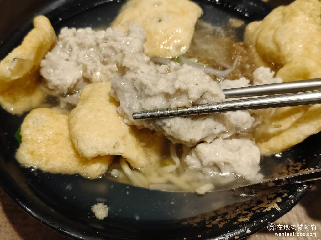 企鵝文肉羹店 企鵝文肉羹店菜單 企鵝文肉羹店推薦 大同區美食 大同美食 雙連美食 台灣小吃 肉羹 炒米粉 這裡的肉羹,是使用豬肉包裹上魚漿的做法,所以吃起來非常的厚實,同時可以品嚐到魚漿的滑嫩感,以及豬肉的鮮甜。 @在地老饕阿府